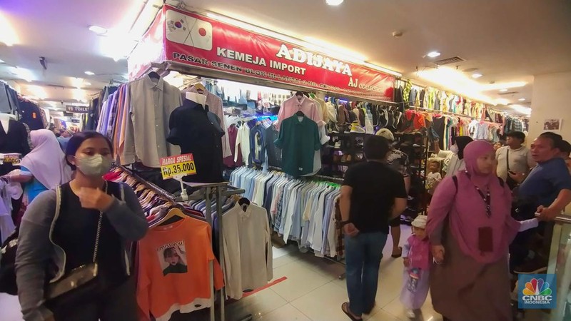 Sejumlah warga memilih pakaian bekas impor atau thrifting di lantai 3, Pasar Senen Blok III, Jakarta Kamis (16/3/2023). (CNBC Indonesia/Tri Susilo)