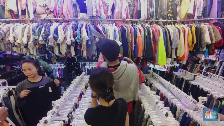 Sejumlah warga memilih pakaian bekas impor atau thrifting di lantai 3, Pasar Senen Blok III, Jakarta Kamis (16/3/2023). Sejumlah warga memilih pakaian bekas impor atau thrifting di lantai 3, Pasar Senen Blok III, Jakarta Kamis (16/3/2023). (CNBC Indonesia/Tri Susilo)