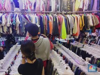 Online Sudah, Surga Baju Bekas Pasar Senen Gak Dibredel?