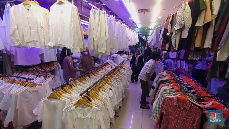 Sejumlah warga memilih pakaian bekas impor atau thrifting di lantai 3, Pasar Senen Blok III, Jakarta Kamis (16/3/2023). (CNBC Indonesia/Tri Susilo)