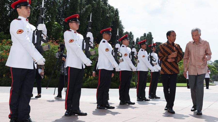SINGAPORE-INDONESIA/ Singapore's Prime Minister Lee Hsien Loong welcomes Indonesia's President Joko Widodo at the Istana in Singapore March 16, 2023. REUTERS/Edgar Su/Pool