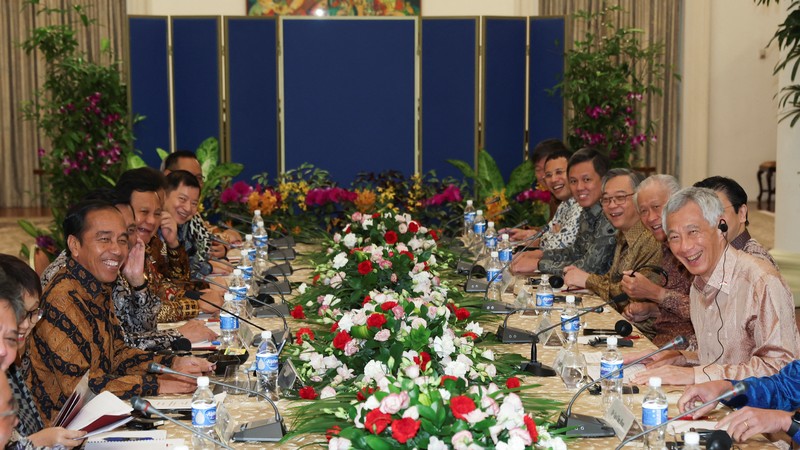 Presiden Joko Widodo tiba di Istana Kepresidenan Singapura, pada Kamis, 16 Maret 2023. Kedatangan Presiden Jokowi disambut langsung Perdana Menteri Singapura Lee Hsien Loong. (Laily Rachev - Biro Pers Sekretariat Presiden) Presiden Joko Widodo tiba di Istana Kepresidenan Singapura, pada Kamis, 16 Maret 2023. Kedatangan Presiden Jokowi disambut langsung Perdana Menteri Singapura Lee Hsien Loong. (Laily Rachev - Biro Pers Sekretariat Presiden)