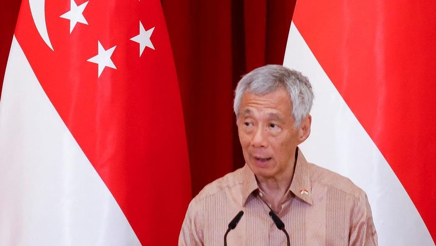 Singapore's Prime Minister Lee Hsien Loong gives a joint news conference with Indonesia's President Joko Widodo at the Istana in Singapore March 16, 2023. REUTERS/Edgar Su/Pool