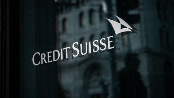 SWITZERLAND-ECONOMY-BANKING-CREDIT SUISSE-STOCKS A sign of Credit Suisse bank is seen on the branch building in Geneva, on March 15, 2023. - Credit Suisse shares nosedived on March 15, 2023, after its main shareholder said it would not provide more funding, with reassuring comments from the Swiss bank's chairman unable to calm the market panic. (Photo by Fabrice COFFRINI / AFP)