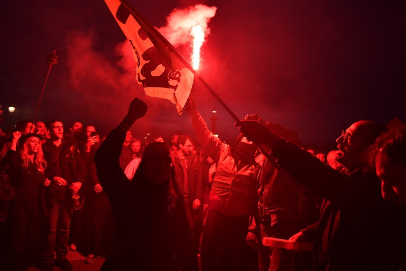 Para pengunjuk rasa membakar saat bentrokan terjadi dengan polisi anti huru hara selama demonstrasi menentang rencana pemerintah Prancis untuk menaikkan usia pensiun resmi di Paris, pada 16 Maret 2023. (Firas Abdullah/Anadolu Agency via Getty Images)