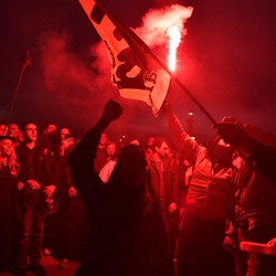 Macron Selamat dari Mosi Tidak Percaya, Prancis Kian Panas!