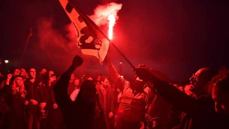 Para pengunjuk rasa membakar saat bentrokan terjadi dengan polisi anti huru hara selama demonstrasi menentang rencana pemerintah Prancis untuk menaikkan usia pensiun resmi di Paris, pada 16 Maret 2023. (Firas Abdullah/Anadolu Agency via Getty Images)