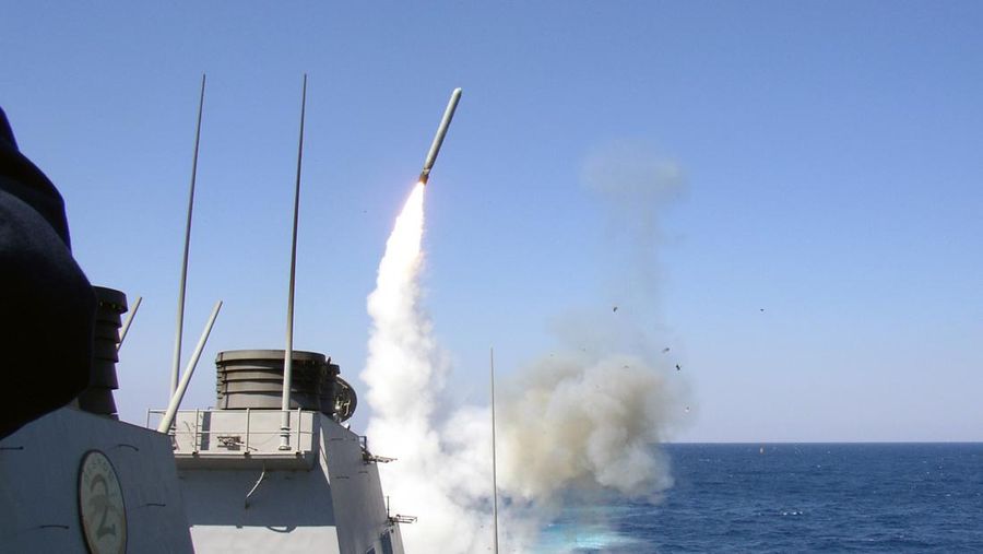 Dalam foto selebaran Angkatan Laut AS ini, kapal perusak berpeluru kendali USS Porter meluncurkan Rudal Serangan Darat Tomahawk ke Irak selama tahap awal kampanye kejutan dan kekaguman pada 22 Maret 2003. Porter dikerahkan bersama pasukan koalisi untuk mendukung Operasi Pembebasan Irak.  (File Foto - Christopher Senenk/U.S. Navy/Getty Images)