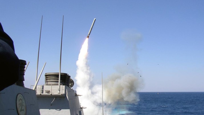 Dalam foto selebaran Angkatan Laut AS ini, kapal perusak berpeluru kendali USS Porter meluncurkan Rudal Serangan Darat Tomahawk ke Irak selama tahap awal kampanye kejutan dan kekaguman pada 22 Maret 2003. Dalam foto selebaran Angkatan Laut AS ini, kapal perusak berpeluru kendali USS Porter meluncurkan Rudal Serangan Darat Tomahawk ke Irak selama tahap awal kampanye kejutan dan kekaguman pada 22 Maret 2003. Porter dikerahkan bersama pasukan koalisi untuk mendukung Operasi Pembebasan Irak. (File Foto - Christopher Senenk/U.S. Navy/Getty Images)
