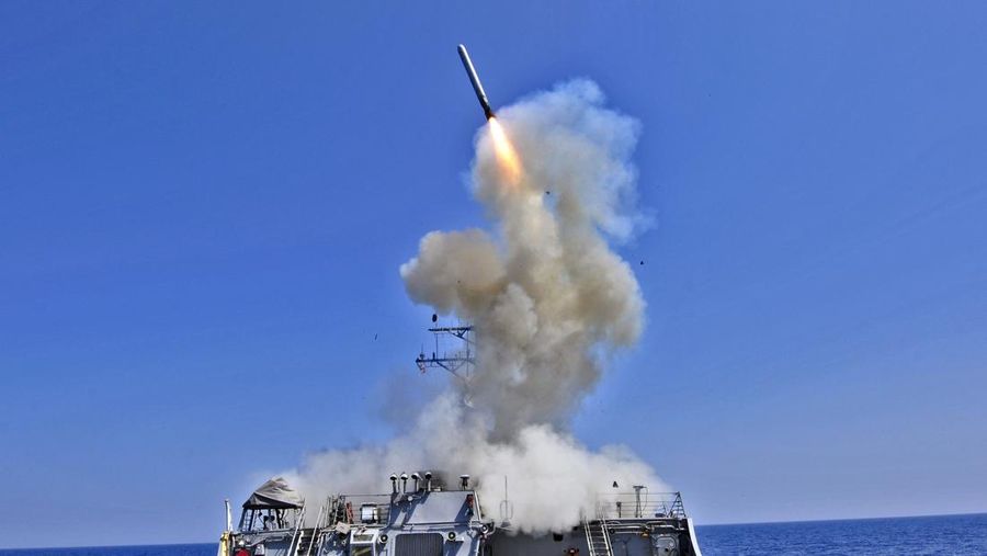 Dalam selebaran yang dirilis oleh Angkatan Laut A.S. ini, kapal perusak berpeluru kendali Angkatan Laut A.S. USS Barry (DDG 52) meluncurkan rudal jelajah Tomahawk untuk mendukung Operasi Odyssey Dawn 29 Maret 2011 dari Laut Mediterania. Menanggapi dugaan bahan kimia serangan senjata terhadap rakyatnya sendiri oleh rezim Suriah USS Mahan, USS Barry, USS Ramage, dan USS Gravely, semua kapal perusak kelas Arleigh Burke yang membawa rudal serangan darat Tomahawk, sedang dalam perjalanan atau berada di posisi di Mediterania timur untuk kemungkinan serangan terhadap aset militer Suriah pada 28 Agustus 2013. (File Foto - U.S. Navy via Getty Images)