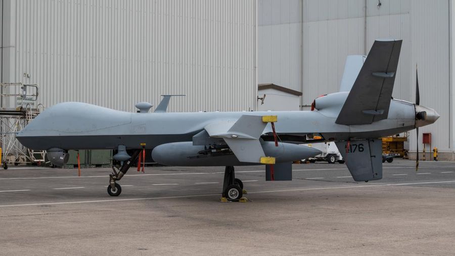 Drone tipe Mq-9 Reaper di Naval Air Station (NAS) di Sigonella, Sisilia, pangkalan intervensi Amerika dengan peralatan terbaik di Mediterania pada 29 April 2022 di Catania, Italia. Hampir 2.200 tentara Amerika dan keluarga mereka tinggal di pangkalan Angkatan Laut AS di pulau Italia Sisilia. (Fabrizio Villa/Getty Images)