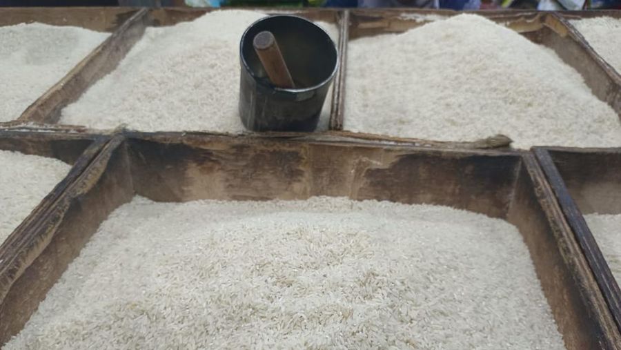 Kepala Badan Pangan Nasional Arief Prasetyo Adi dan Direktur Utama Perum Bulog Budi Waseso memantau harga sembako di Pasar Kramat Jati, Jakarta, Jumat (17/3/2023). (վ/Mrtyasari)