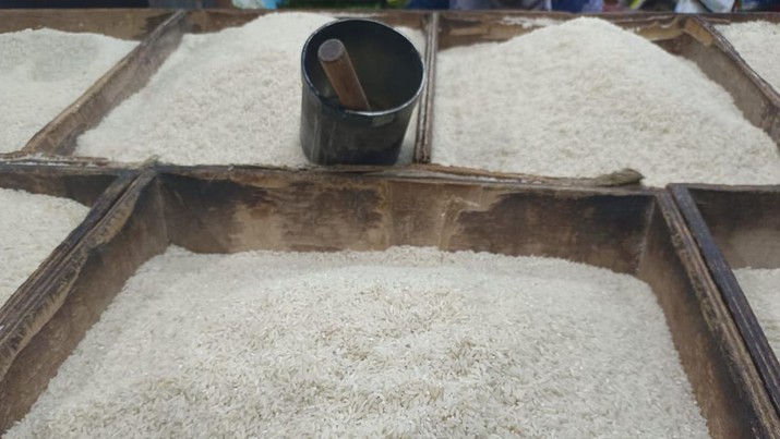 Kepala Badan Pangan Nasional Arief Prasetyo Adi dan Direktur Utama Perum Bulog Budi Waseso memantau harga sembako di Pasar Kramat Jati, Jakarta, Jumat (17/3/2023). (CNBC Indonesia/Mrtyasari) Kepala Badan Pangan Nasional Arief Prasetyo Adi dan Direktur Utama Perum Bulog Budi Waseso memantau harga sembako di Pasar Kramat Jati, Jakarta, Jumat (17/3/2023). (CNBC Indonesia/Mrtyasari)
