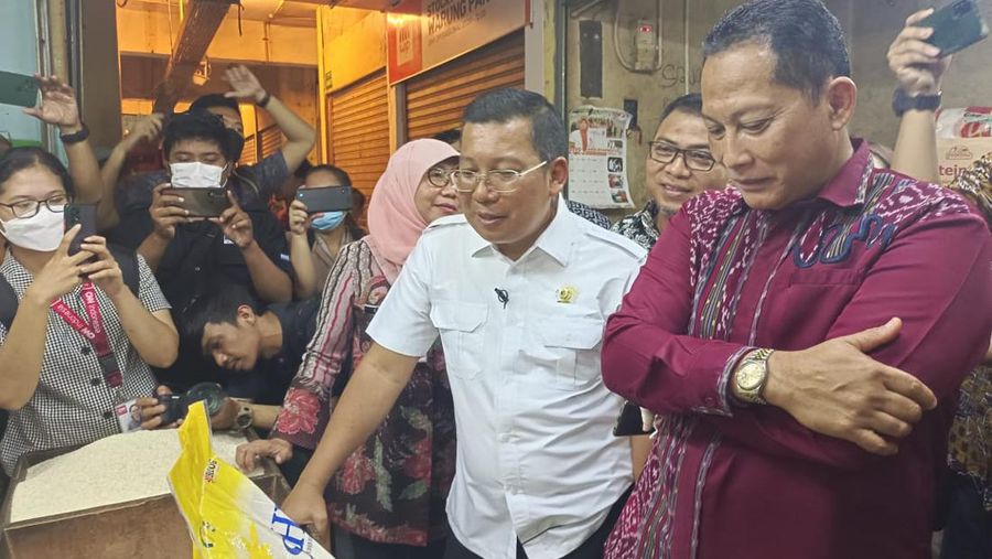 Kepala Badan Pangan Nasional Arief Prasetyo Adi dan Direktur Utama Perum Bulog Budi Waseso memantau harga sembako di Pasar Kramat Jati, Jakarta, Jumat (17/3/2023).