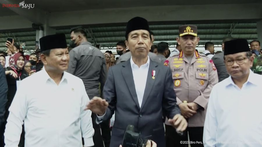 Keterangan Pers Presiden Jokowi Saat Kunjungi Pasar Rakyat Tabalong, 17 Maret 2023. (Tangkapan Layar Youtube)