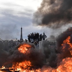 Prancis Chaos! Kondisi Mencekam, Jalanan bak 'Medan Perang'