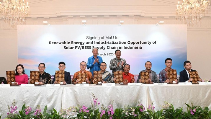 PT Adaro Clean Energy Indonesia (Adaro Green), PT Medco Power Indonesia (Medco Power), dan PT Energi Baru TBS (Energi Baru) sepakat menandatangani nota kesepahaman (Memorandum of Understanding/ MoU) untuk pengembangan energi baru terbarukan (EBT), dan rantai pasok panel surya atau Solar Photovoltaic (PV) dan Sistem Penyimpanan Energi Baterai (SPEB) di Indonesia. Doc PT Adaro Energy Indonesia Tbk . (Ist)