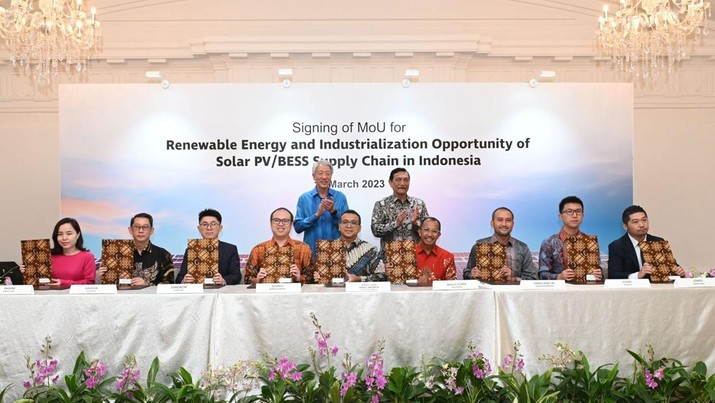 PT Adaro Clean Energy Indonesia (Adaro Green), PT Medco Power Indonesia (Medco Power), dan PT Energi Baru TBS (Energi Baru) sepakat menandatangani nota kesepahaman (Memorandum of Understanding/ MoU) untuk pengembangan energi baru terbarukan (EBT), dan rantai pasok panel surya atau Solar Photovoltaic (PV) dan Sistem Penyimpanan Energi Baterai (SPEB) di Indonesia. Doc PT Adaro Energy Indonesia Tbk . (Ist) PT Adaro Clean Energy Indonesia (Adaro Green), PT Medco Power Indonesia (Medco Power), dan PT Energi Baru TBS (Energi Baru) sepakat menandatangani nota kesepahaman (Memorandum of Understanding/ MoU) untuk pengembangan energi baru terbarukan (EBT), dan rantai pasok panel surya atau Solar Photovoltaic (PV) dan Sistem Penyimpanan Energi Baterai (SPEB) di Indonesia. Doc PT Adaro Energy Indonesia Tbk . (Ist)