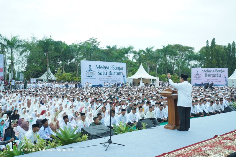 Menteri Pertahanan RI Prabowo Subianto mendampingi agenda Kunjungan Kerja Presiden RI Joko Widodo dalam acara Istighosah dan Doa Bersama Rabithat Melayu Banjar di Tabalong, Kalimantan Selatan, Jumat (17/03/2023). (Dok. Tim Media Prabowo Subianto)