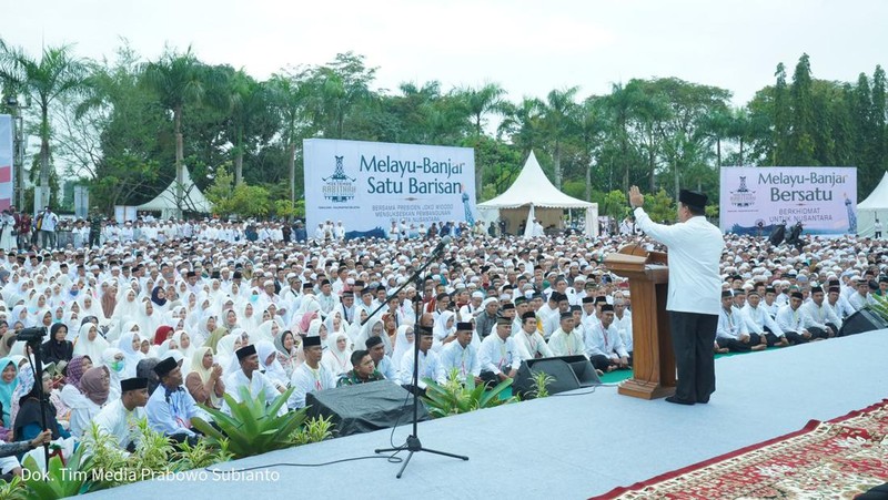Menteri Pertahanan RI Prabowo Subianto mendampingi agenda Kunjungan Kerja Presiden RI Joko Widodo dalam acara Istighosah dan Doa Bersama Rabithat Melayu Banjar di Tabalong, Kalimantan Selatan, Jumat (17/03/2023). (Dok. Tim Media Prabowo Subianto)