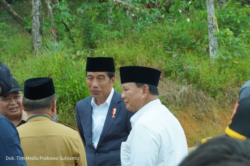 Menteri Pertahanan RI Prabowo Subianto mendampingi agenda Kunjungan Kerja Presiden RI Joko Widodo dalam acara Istighosah dan Doa Bersama Rabithat Melayu Banjar di Tabalong, Kalimantan Selatan, Jumat (17/03/2023). Menteri Pertahanan RI Prabowo Subianto mendampingi agenda Kunjungan Kerja Presiden RI Joko Widodo dalam acara Istighosah dan Doa Bersama Rabithat Melayu Banjar di Tabalong, Kalimantan Selatan, Jumat (17/03/2023). (Dok. Tim Media Prabowo Subianto)