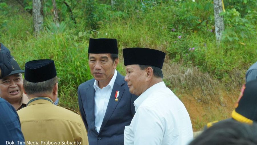 Menteri Pertahanan RI Prabowo Subianto mendampingi agenda Kunjungan Kerja Presiden RI Joko Widodo dalam acara Istighosah dan Doa Bersama Rabithat Melayu Banjar di Tabalong, Kalimantan Selatan, Jumat (17/03/2023). (Dok. Tim Media Prabowo Subianto)