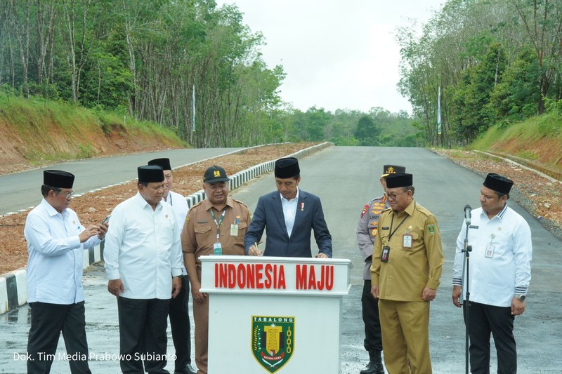 Menteri Pertahanan RI Prabowo Subianto mendampingi agenda Kunjungan Kerja Presiden RI Joko Widodo dalam acara Istighosah dan Doa Bersama Rabithat Melayu Banjar di Tabalong, Kalimantan Selatan, Jumat (17/03/2023). (Dok. Tim Media Prabowo Subianto)