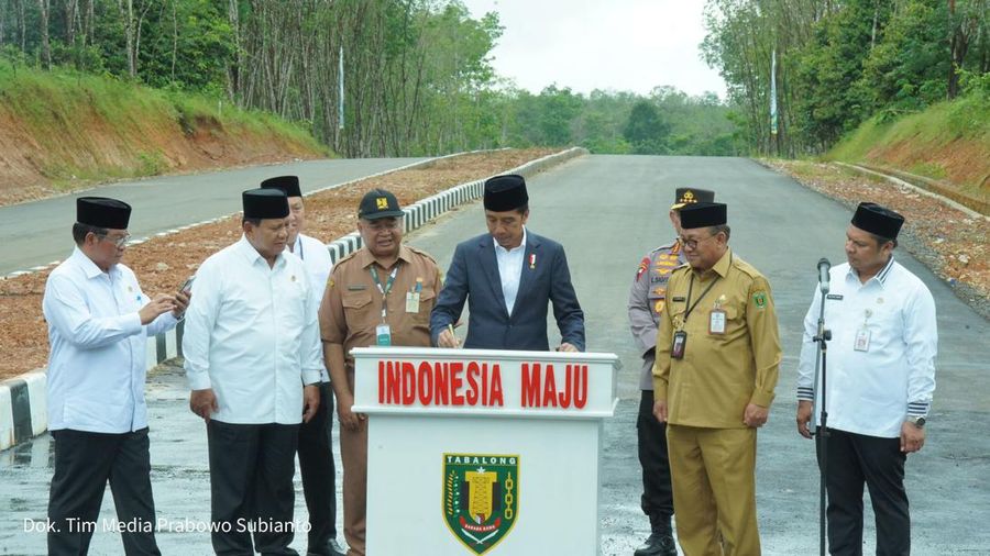 Menteri Pertahanan RI Prabowo Subianto mendampingi agenda Kunjungan Kerja Presiden RI Joko Widodo dalam acara Istighosah dan Doa Bersama Rabithat Melayu Banjar di Tabalong, Kalimantan Selatan, Jumat (17/03/2023). (Dok. Tim Media Prabowo Subianto)