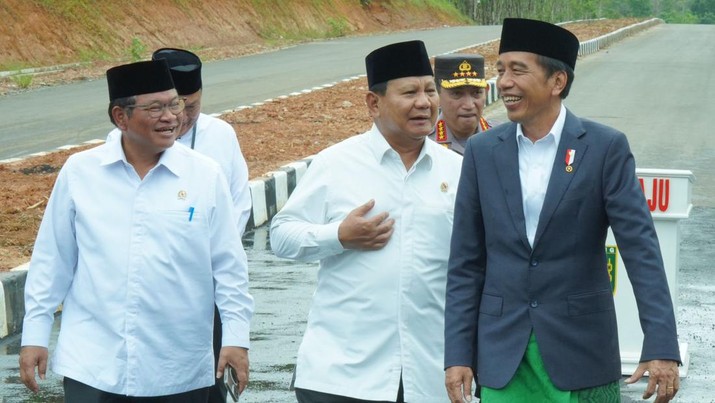 Menteri Pertahanan RI Prabowo Subianto mendampingi agenda Kunjungan Kerja Presiden RI Joko Widodo dalam acara Istighosah dan Doa Bersama Rabithat Melayu Banjar di Tabalong, Kalimantan Selatan, Jumat (17/03/2023). (Dok. Tim Media Prabowo Subianto)