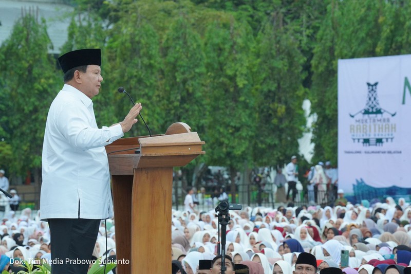 Menteri Pertahanan RI Prabowo Subianto mendampingi agenda Kunjungan Kerja Presiden RI Joko Widodo dalam acara Istighosah dan Doa Bersama Rabithat Melayu Banjar di Tabalong, Kalimantan Selatan, Jumat (17/03/2023). Menteri Pertahanan RI Prabowo Subianto mendampingi agenda Kunjungan Kerja Presiden RI Joko Widodo dalam acara Istighosah dan Doa Bersama Rabithat Melayu Banjar di Tabalong, Kalimantan Selatan, Jumat (17/03/2023). (Dok. Tim Media Prabowo Subianto)