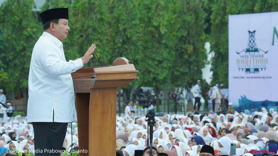 Menteri Pertahanan RI Prabowo Subianto mendampingi agenda Kunjungan Kerja Presiden RI Joko Widodo dalam acara Istighosah dan Doa Bersama Rabithat Melayu Banjar di Tabalong, Kalimantan Selatan, Jumat (17/03/2023). (Dok. Tim Media Prabowo Subianto)