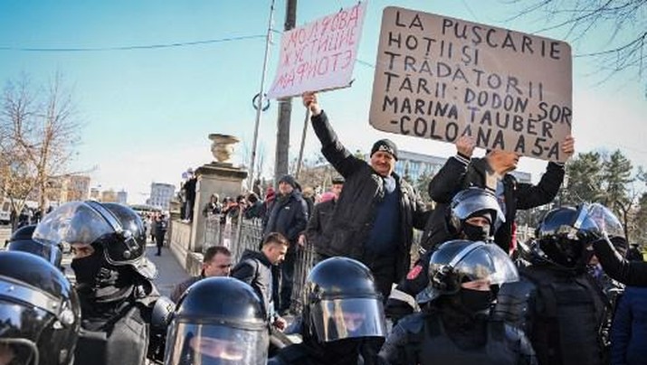 MOLDOVA-RUSSIA-POLITICS-DEMO Counter-demonstrators, supporters of the Moldovan president, hold placards including one reading