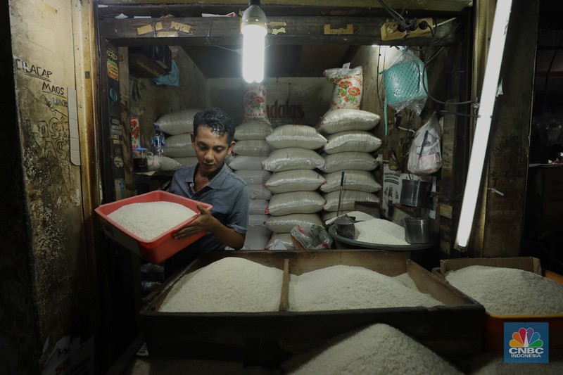 Penjual melayani pembeli beras di Pasar Ciledug, Tangerang Selatan, Jumat (17/3/2023). Penjual melayani pembeli beras di Pasar Ciledug, Tangerang Selatan, Jumat (17/3/2023). (CNBC Indonesia/Tri Susilo)