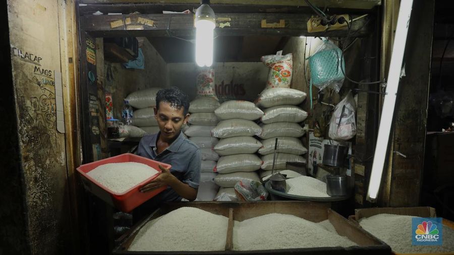 Penjual melayani pembeli beras di Pasar Ciledug, Tangerang Selatan, Jumat (17/3/2023). (CNBC Indonesia/Tri Susilo)