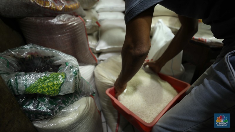 Penjual melayani pembeli beras di Pasar Ciledug, Tangerang Selatan, Jumat (17/3/2023). (CNBC Indonesia/Tri Susilo)