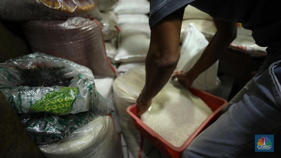 Penjual melayani pembeli beras di Pasar Ciledug, Tangerang Selatan, Jumat (17/3/2023). (²©²ÊÍøÕ¾/Tri Susilo)