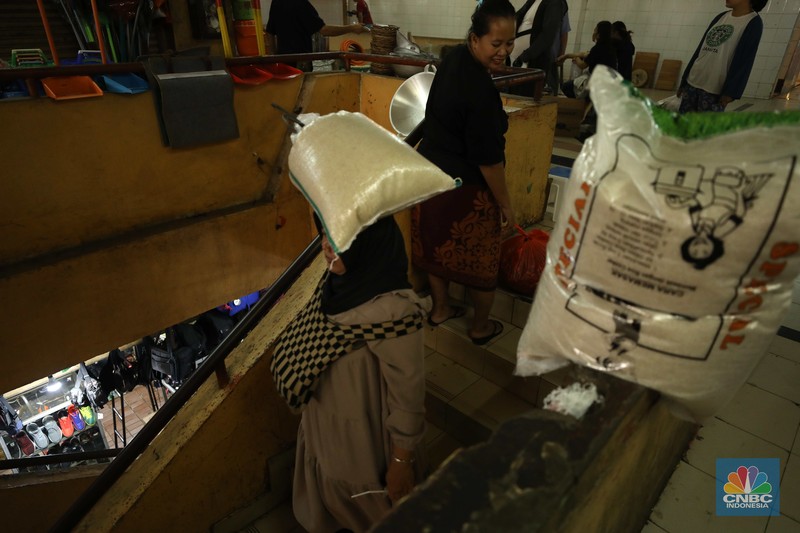 Penjual melayani pembeli beras di Pasar Ciledug, Tangerang Selatan, Jumat (17/3/2023). (CNBC Indonesia/Tri Susilo)