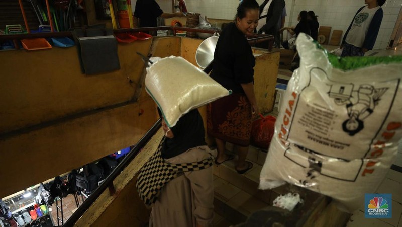 Penjual melayani pembeli beras di Pasar Ciledug, Tangerang Selatan, Jumat (17/3/2023). (CNBC Indonesia/Tri Susilo)