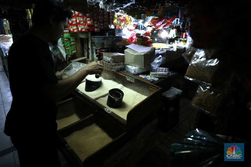 Penjual melayani pembeli beras di Pasar Ciledug, Tangerang Selatan, Jumat (17/3/2023). (CNBC Indonesia/Tri Susilo)