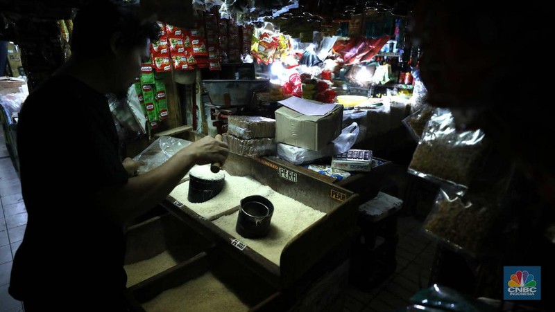 Penjual melayani pembeli beras di Pasar Ciledug, Tangerang Selatan, Jumat (17/3/2023). (CNBC Indonesia/Tri Susilo)