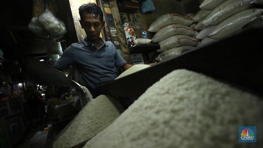 Penjual melayani pembeli beras di Pasar Ciledug, Tangerang Selatan, Jumat (17/3/2023). (CNBC Indonesia/Tri Susilo)