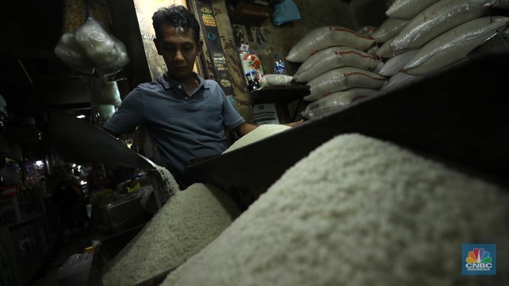Penjual melayani pembeli beras di Pasar Ciledug, Tangerang Selatan, Jumat (17/3/2023). Penjual melayani pembeli beras di Pasar Ciledug, Tangerang Selatan, Jumat (17/3/2023). (CNBC Indonesia/Tri Susilo)