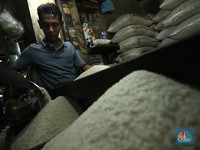 Miris Kondisi RI: Stok Beras Cekak & Mau Habis