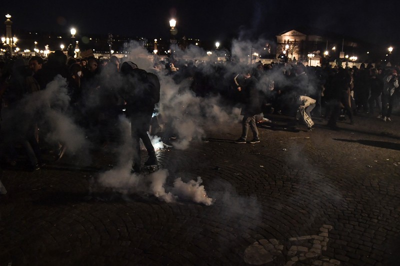 Para pengunjuk rasa membakar saat bentrokan terjadi dengan polisi anti huru hara selama demonstrasi menentang rencana pemerintah Prancis untuk menaikkan usia pensiun resmi di Paris, pada 16 Maret 2023. (Firas Abdullah/Anadolu Agency via Getty Images)