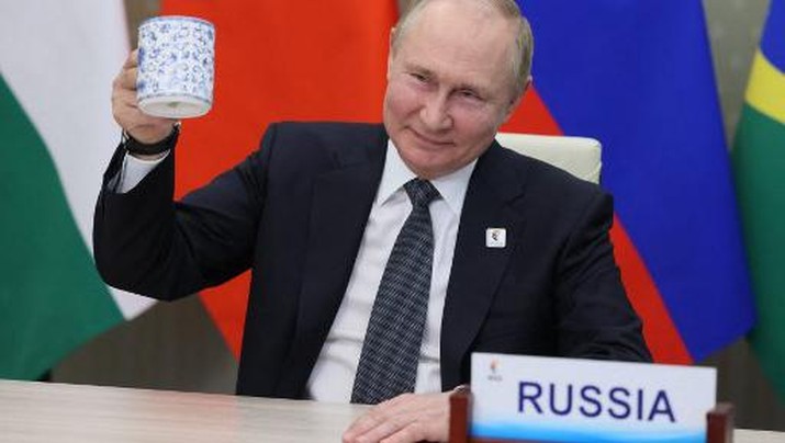 RUSSIA-POLITICS-DIPLOMACY-BRICS-SUMMIT Russian President Vladimir Putin makes a toast as he takes part in the XIV BRICS summit in virtual format via a video call, in Moscow on June 23, 2022. (Photo by Mikhail Metzel / SPUTNIK / AFP)
