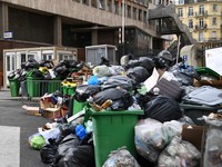 Potret Lautan Sampah Berbau Busuk di Paris Gegara Aksi Demo