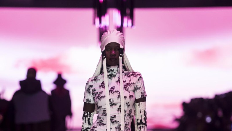 Seorang model memamerkan rancangan Not A Man's Dream selama Closing Runway di Melbourne Fashion Festival pada 11 Maret 2023 di Melbourne, Australia. (Naomi Rahim/WireImage)