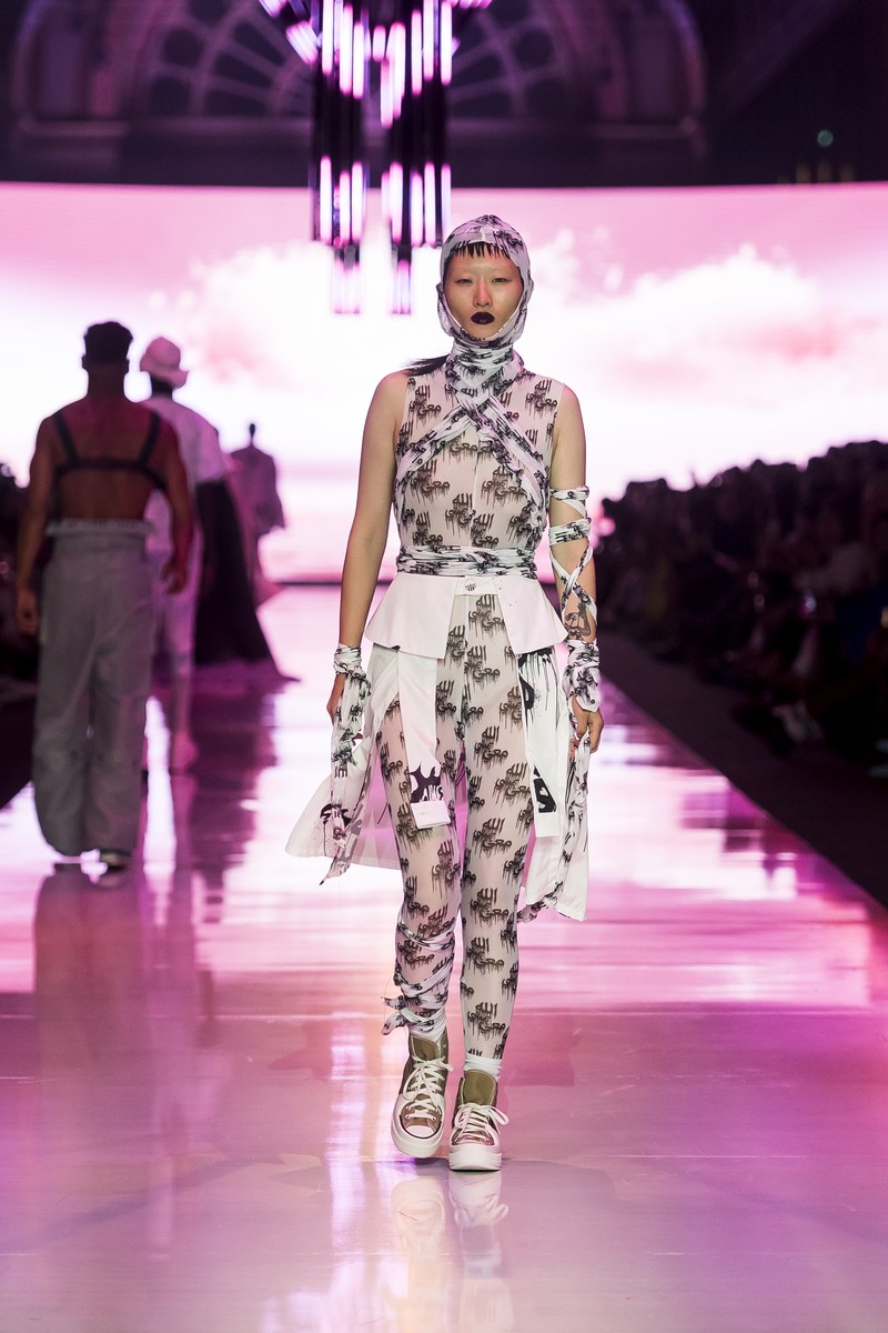 Seorang model memamerkan rancangan Not A Man's Dream selama Closing Runway di Melbourne Fashion Festival pada 11 Maret 2023 di Melbourne, Australia. Seorang model memamerkan rancangan Not A Man's Dream selama Closing Runway di Melbourne Fashion Festival pada 11 Maret 2023 di Melbourne, Australia. (Naomi Rahim/WireImage)