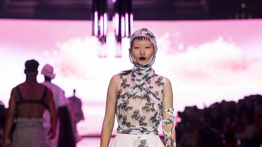 Seorang model memamerkan rancangan Not A Man's Dream selama Closing Runway di Melbourne Fashion Festival pada 11 Maret 2023 di Melbourne, Australia. (Naomi Rahim/WireImage)