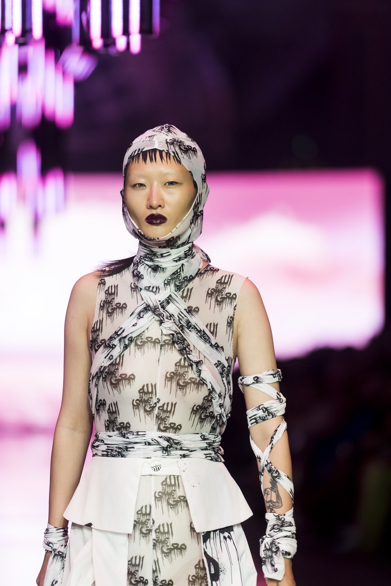 Seorang model memamerkan rancangan Not A Man's Dream selama Closing Runway di Melbourne Fashion Festival pada 11 Maret 2023 di Melbourne, Australia. (Naomi Rahim/WireImage)